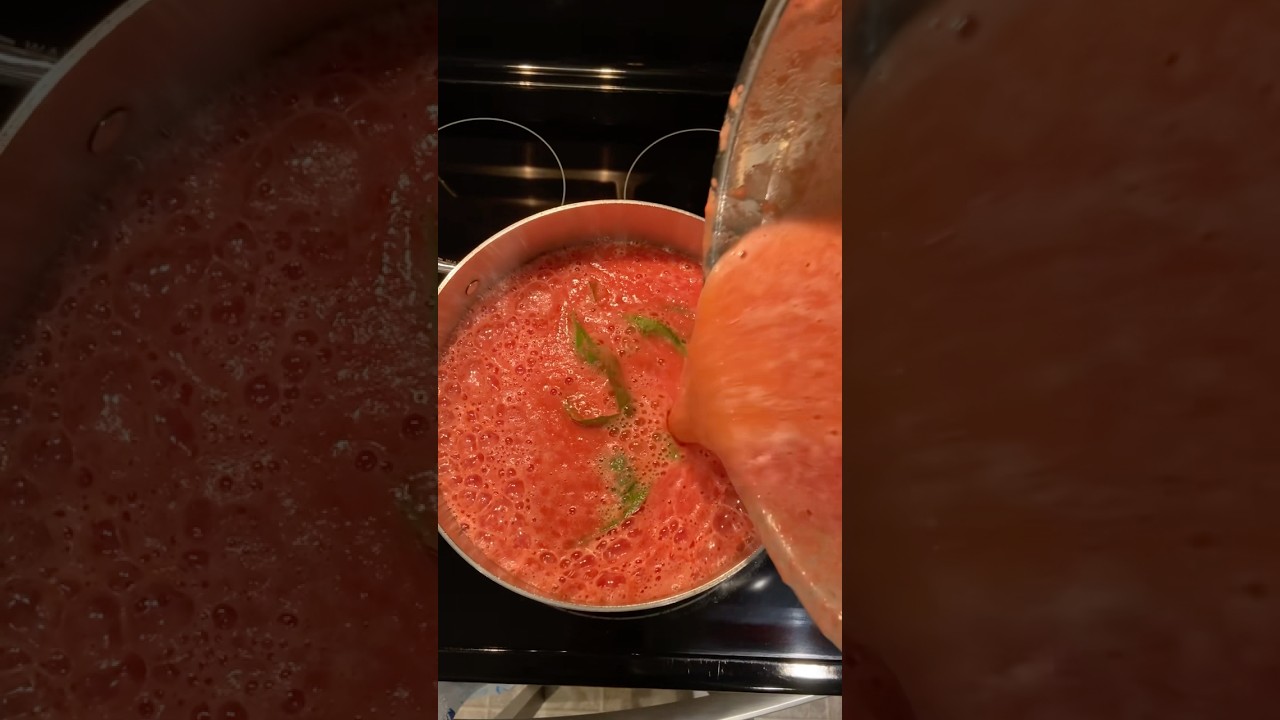How to Turn Garden Tomatoes into Delicious Tomato Sauce